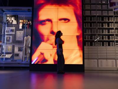 DAVID BOWIE IS INSIDE 　V&A Show me the nipple-baring Ziggy knitwear! A tour inside